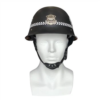 Berjast gegn uppþotshjálmi fyrir lögreglu